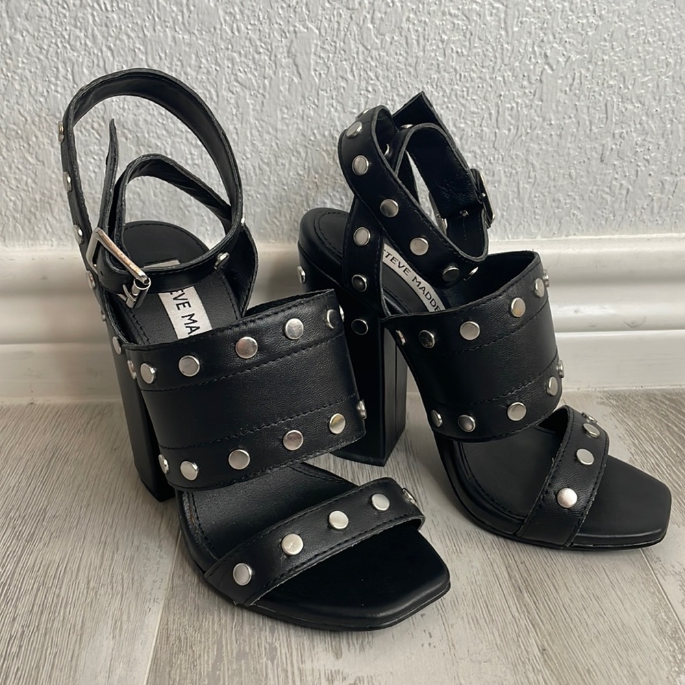 New Steve Madden Jansen Black Leather Silver Studded Open Toe Sandal Heels 5.5